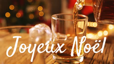 „Joyeux-Noël“-Steht-über-Dem-Eingeschenkten-Getränk