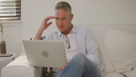 Hombre-Usando-Laptop-En-Casa