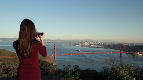 Mujer-Fotografiando-El-Puente-Golden-Gate,-San-Francisco.