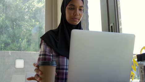 Junge-Frau-Benutzt-Laptop-In-Einem-Café