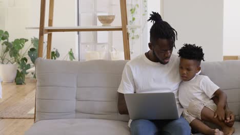 Vater-Und-Sohn-Nutzen-Zu-Hause-Gemeinsam-Technologie