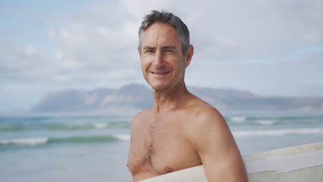 Porträt-Eines-Mannes-Am-Strand-Mit-Surfbrett