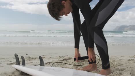 Joven-En-Una-Playa-Preparándose-Para-Surfear