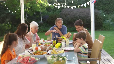 Familie-Isst-Im-Sommer-Gemeinsam-Draußen