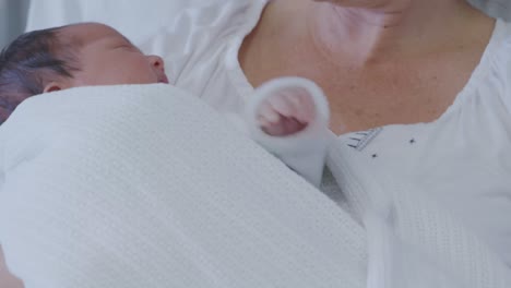 Madre-Y-Bebé-Recién-Nacido-En-El-Hospital