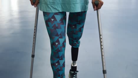 Frau-Trainiert-Mit-Einer-Beinprothese