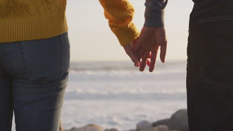 Couple-holding-hands-by-the-sea