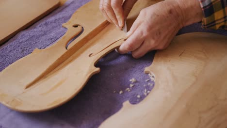 Gitarrenbauerin-Bei-Der-Arbeit-In-Ihrer-Werkstatt
