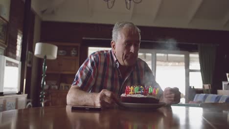Älterer-Mann-Mit-Einer-Geburtstagstorte-Zu-Hause