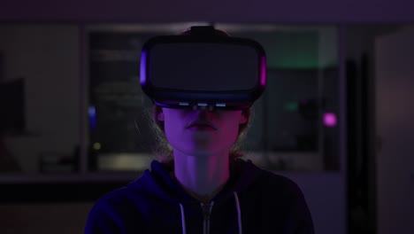 Kaukasische-Frau-Mit-VR-Headset-Im-Kreativbüro