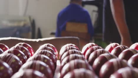Vorderansicht-Des-Handgefertigten-Cricketballs-In-Der-Fabrik