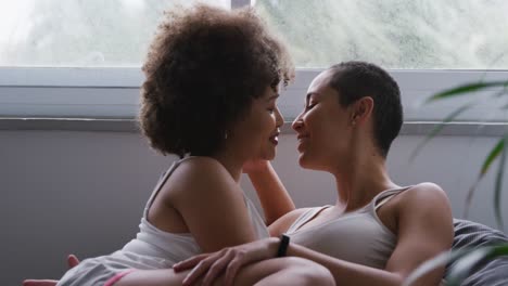 Lesbisches-Paar-Küsst-Sich-Im-Schlafzimmer