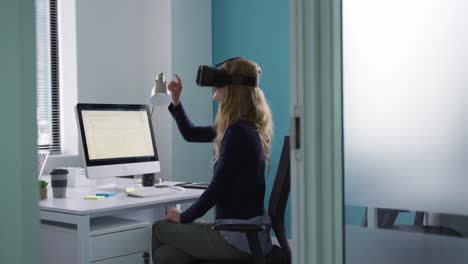 Frau-Mit-VR-Headset
