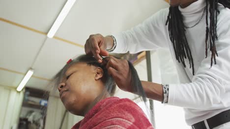 Afrikanischer-Mann,-Der-Haarverlängerungen-Hinzufügt