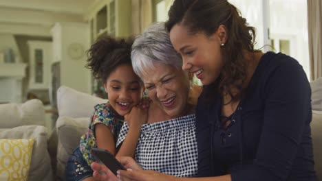 Familie-Mit-Mehreren-Generationen-Verbringt-Zeit-Gemeinsam-Zu-Hause