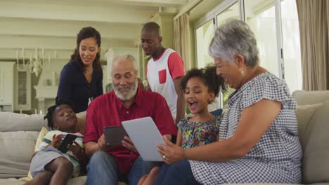 Familie-Mit-Mehreren-Generationen-Verbringt-Zeit-Gemeinsam-Zu-Hause