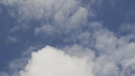 Vista-De-ángulo-Bajo-Del-Cielo-Azul-Con-Nubes