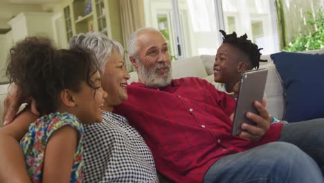 Abuelos-Y-Nietos-Usando-Tableta-Digital-En-Casa