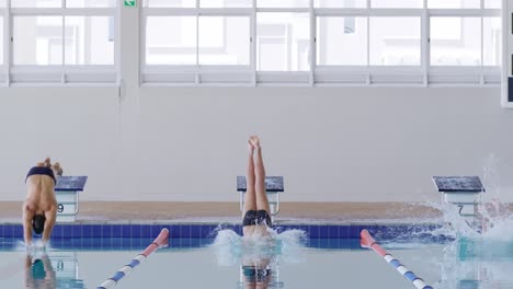 Schwimmer-Springen-In-Den-Pool