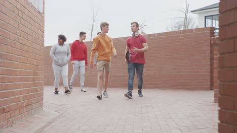 Estudiantes-Caminando-En-Los-Terrenos-De-Su-Escuela-Secundaria
