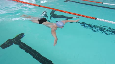 Schwimmer-Schwimmt-In-Den-Pool