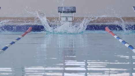 Schwimmer-Taucht-In-Den-Pool