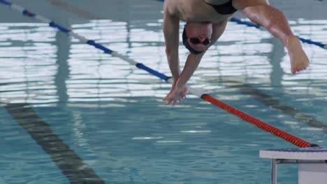 Nadador-Sumergiéndose-En-La-Piscina