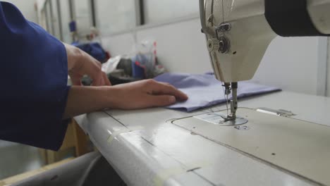 Worker-cutting-the-sewing-machine-thread