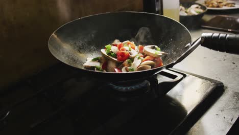 Chef-Añadiendo-Verduras-A-La-Sartén