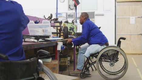 Arbeitnehmer-Bei-Der-Arbeit-Behindert