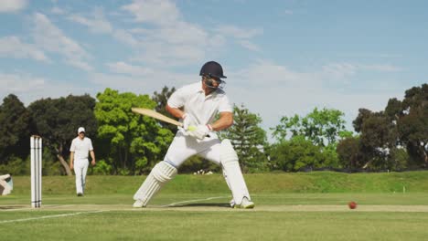 Seitenansicht-Eines-Cricketspielers,-Der-In-Den-Ball-Schießt