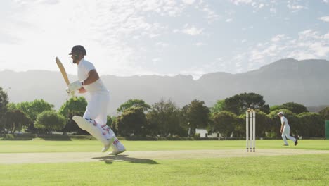 Cricketspieler-Schießt-Den-Ball-Auf-Einem-Spielfeld-Ein