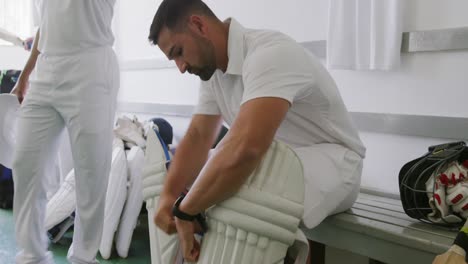 Jugadores-De-Cricket-Preparándose-En-El-Vestuario