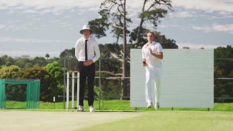 Cricketspieler-Wirft-Einen-Ball-So-Weit-Wie-Möglich