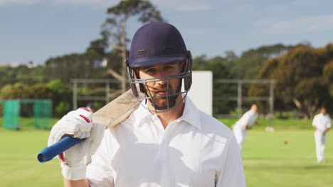 Cricketspieler-Mit-Helm-Und-Schläger-Blickt-In-Die-Kamera