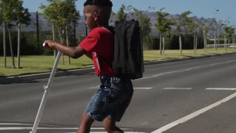 Niño-Montando-Scooter-Y-Cruzando-La-Calle
