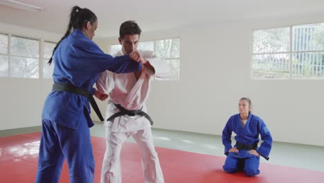 Judokas-Trainieren,-Während-Ein-Anderer-Zuschaut
