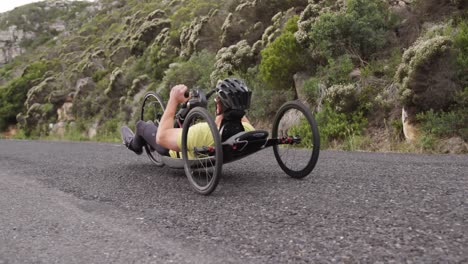 Behinderter-Mann,-Der-Ein-Liegefahrrad-Fährt