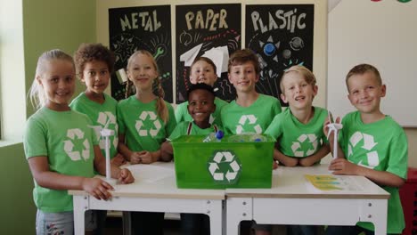 Gruppe-Von-Kindern,-Die-In-Der-Klasse-Ein-T-Shirt-Mit-Recycling-Symbol-Tragen
