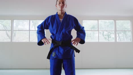 Judoka-Geht-Und-Schaut-In-Die-Kamera