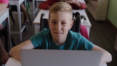 Körperlich-Behinderter-Junge,-Der-In-Der-Klasse-Einen-Laptop-Benutzt