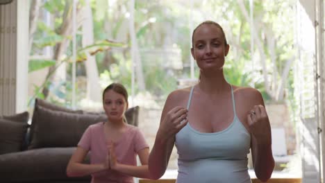 Mutter-Und-Tochter-Machen-Yoga