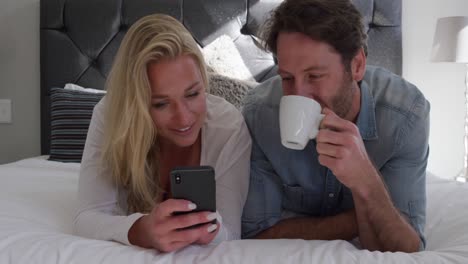 Young-couple-drinking-coffee-together