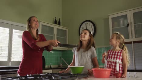 Madre-E-Hijas-Cocinando-Crepes-Juntas