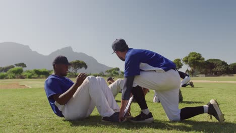 Baseballspieler-Machen-Sit-Ups-Auf-Einem-Spielfeld