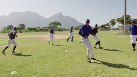 Baseballspieler-Trainieren-Vor-Dem-Spielen