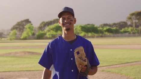 Baseballspieler-Blickt-In-Die-Kamera