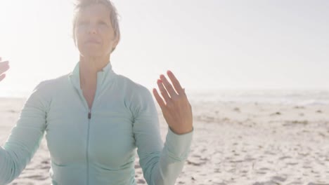 Ältere-Frau,-Die-Yoga-Am-Strand-Durchführt