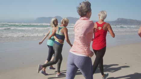 Mujeres-Atléticas-Corriendo-En-La-Playa