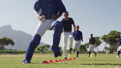 Baseballspieler-Trainieren-Vor-Dem-Spielen